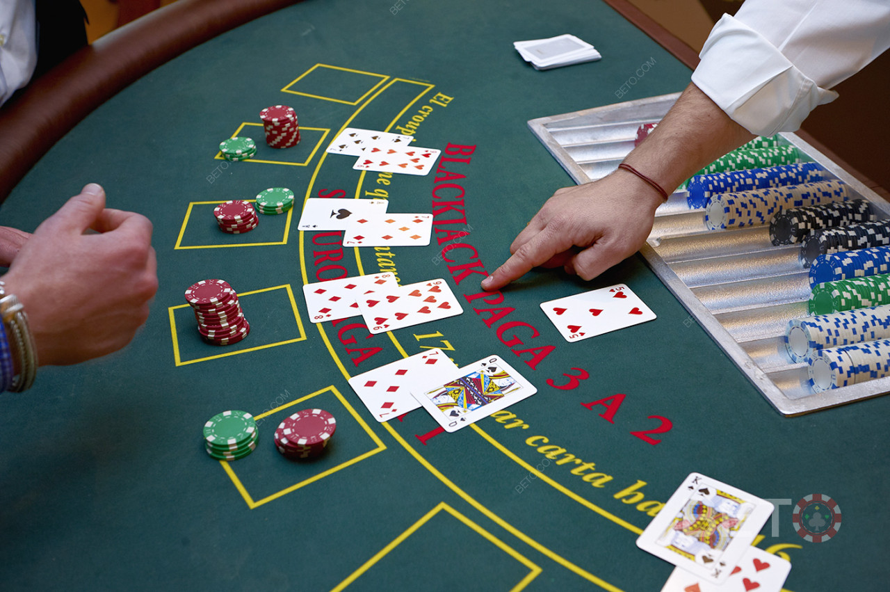 Indsatsgrænser og regler for når dealeren står er ens i live blackjack online.