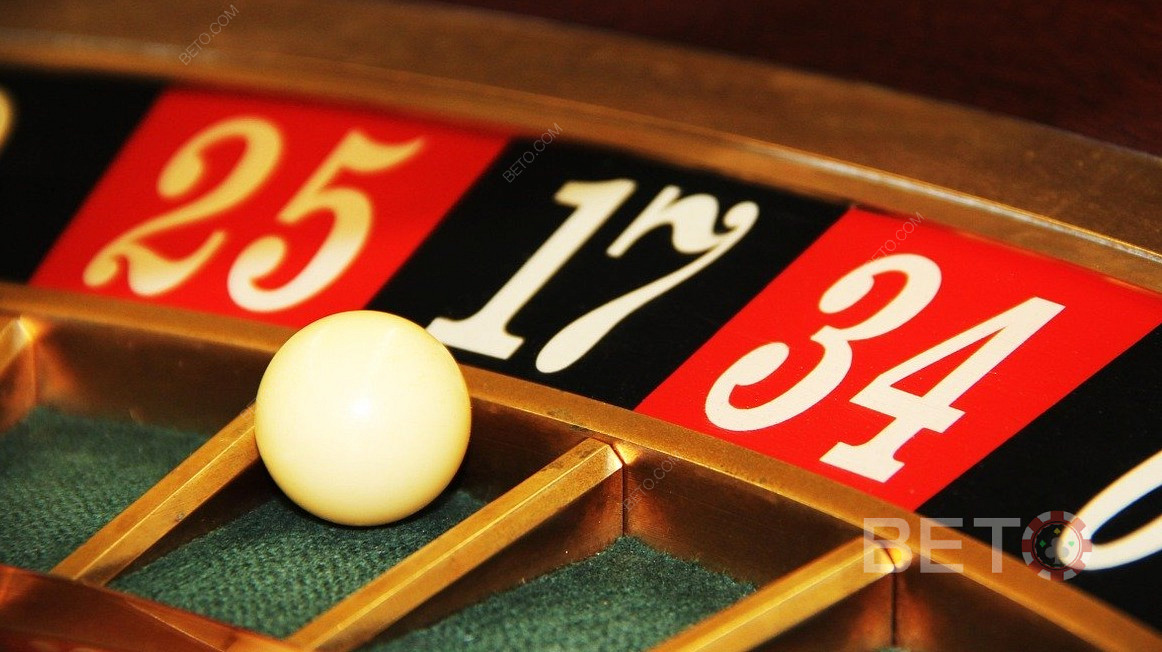 Close-up af en ægte roulettekugle fra et live casinospil