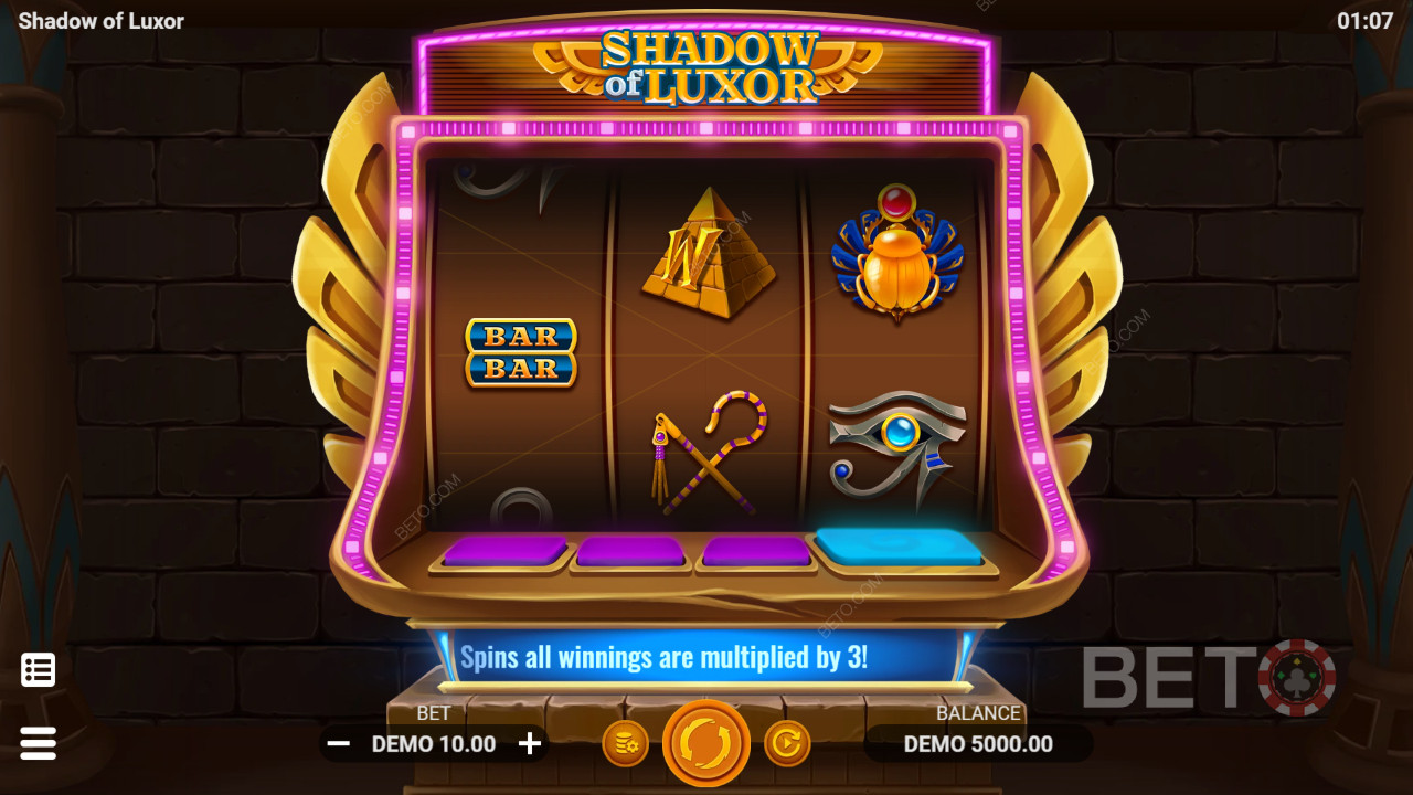 Tre-hjuls spilleautomat med både klassiske og tematiske symboler i Shadow of Luxor